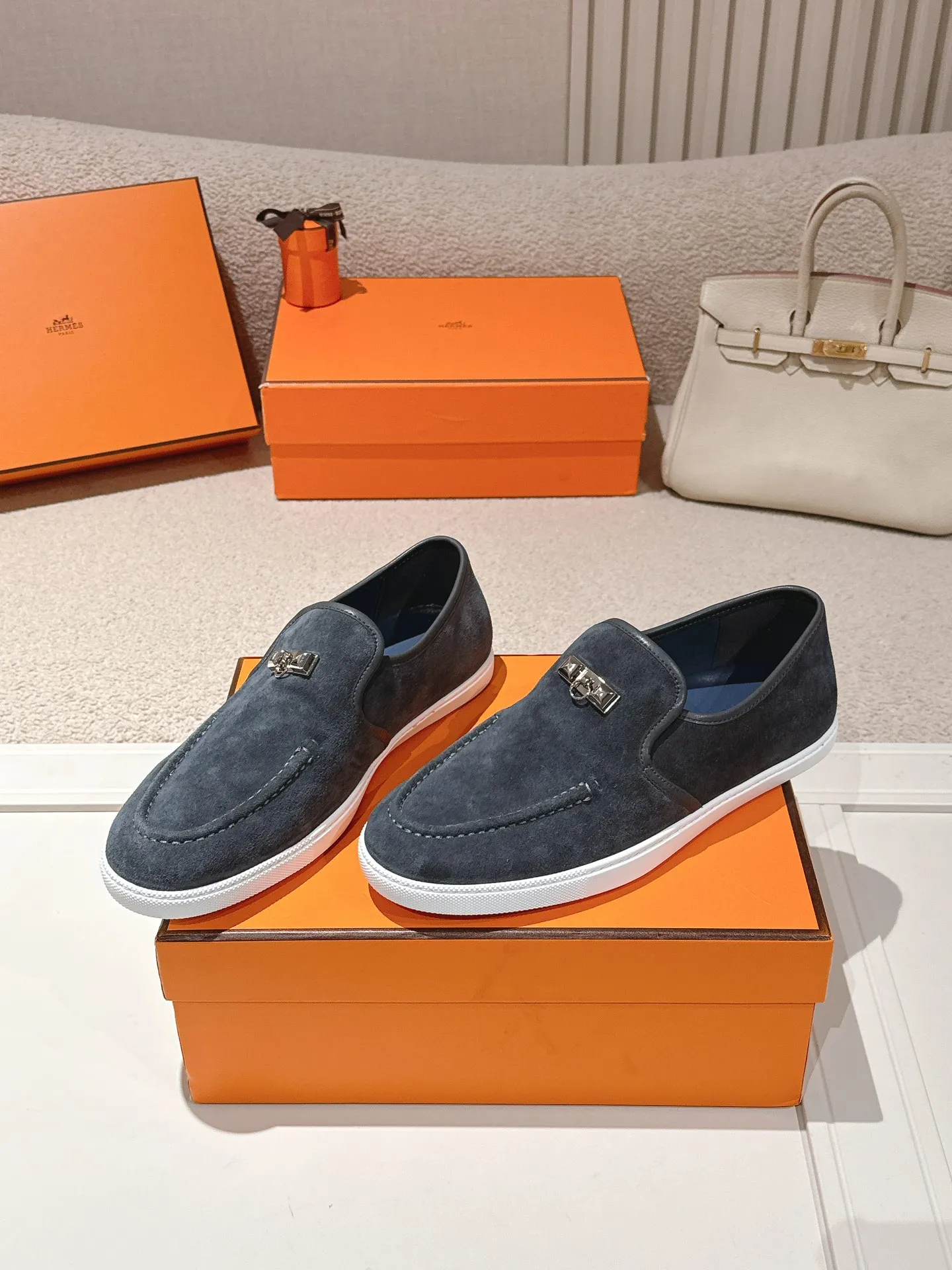 Men's Men's Shoes 600💰 Hermes# Couple Studded Loafers Calfskin and suede goatskin lace-up free sneakers with signature "H" detail. The design is simple and smooth, creating a fashionable urban look. It is comfortable and versatile. H family classics are not outdated, and the delivery counter is exquisitely packaged🛍📦 Fabric: Original customized imported first-layer cowhide/cow down Lining: Imported soft sheepskin Sole: Original open-molded anti-slip TPU material Size: 35-45